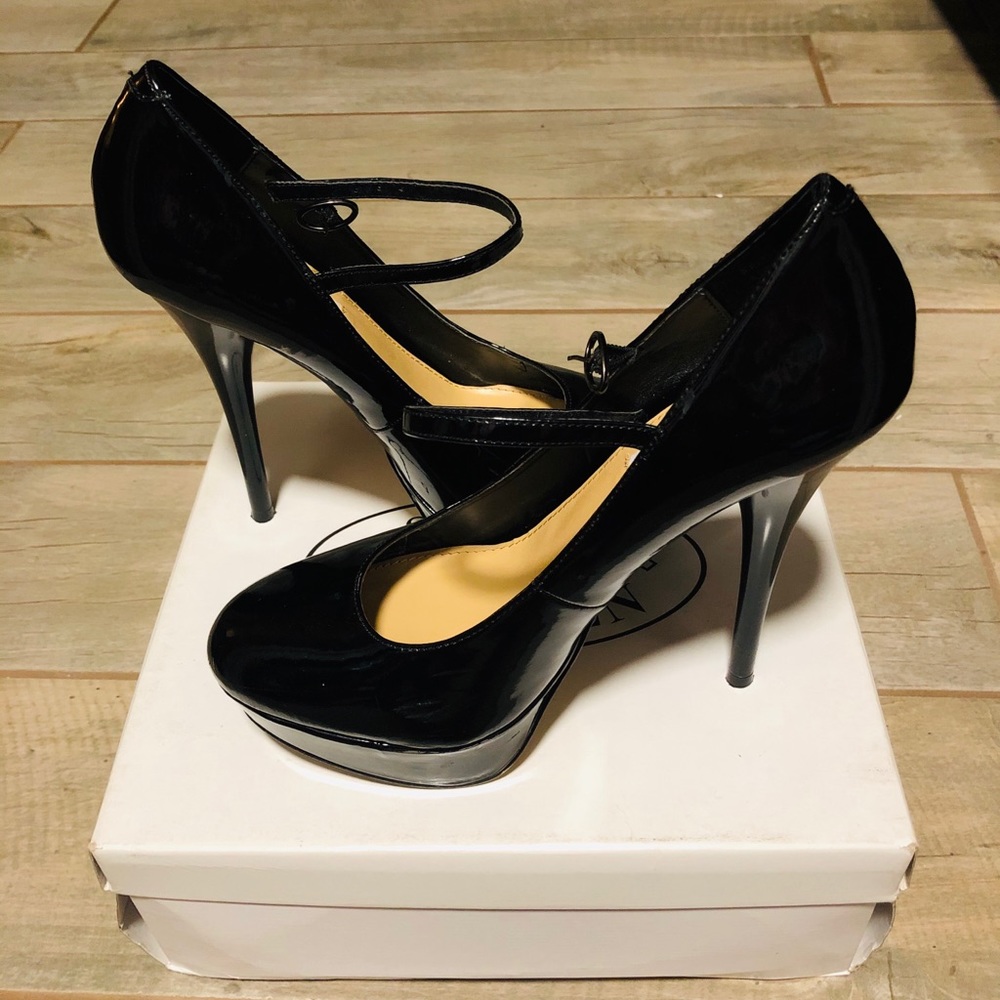 Black pumps